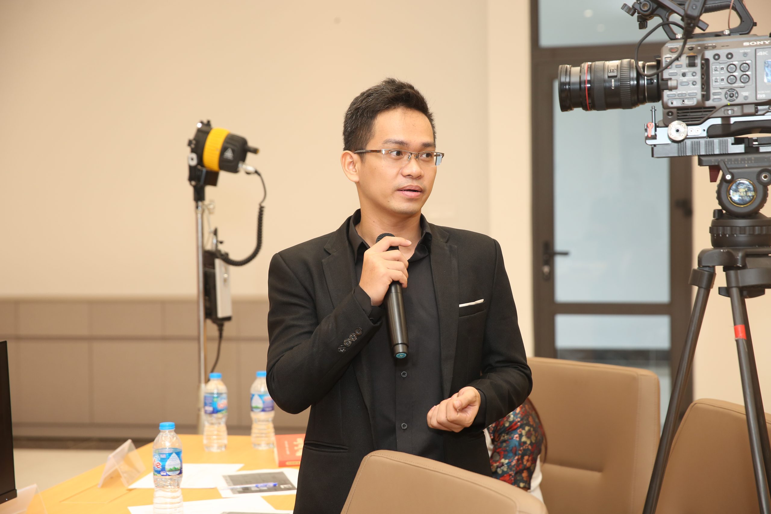 Đạo diễn Võ Đức trong một buổi casting phim