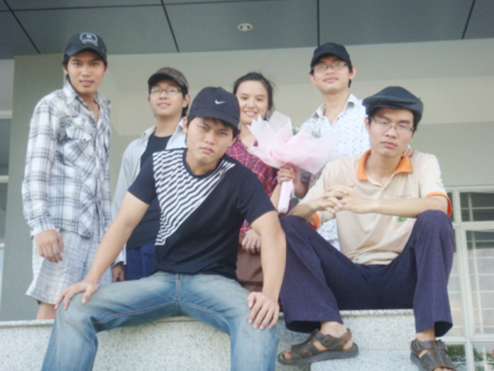 Võ Đức (thứ 2 từ phải qua) cùng nhóm cựu học sinh khóa 8, trường THPT chuyên Lê Quý Đôn (Bình Định) hơn 10 năm trước