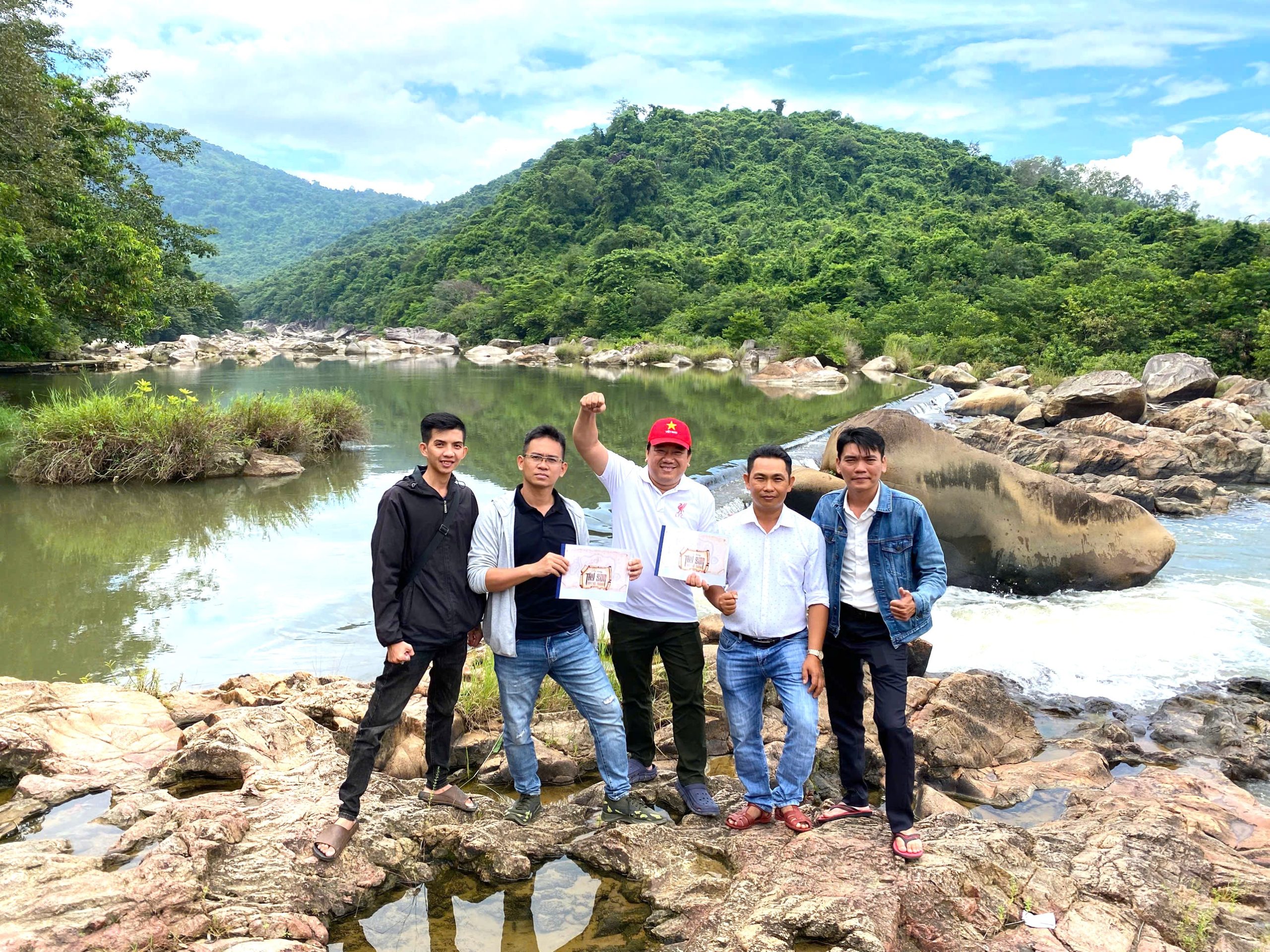 Ê-kíp khảo sát bối cảnh và địa điểm dựng phim trường tại KDL Hầm Hô (Tây Sơn, Gia Lai)